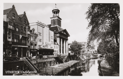 606620 Gezicht op de Oudegracht te Utrecht, met de panden Oudegracht 77 (links) -lager. In het midden het Rembrandt ...